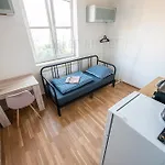 Snug Close To Metro Palmovka Praha